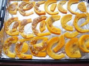 烘烤到时间后,将南瓜从烤箱取出，一半的南瓜放上蒜蓉酱一半南瓜撒黑胡椒