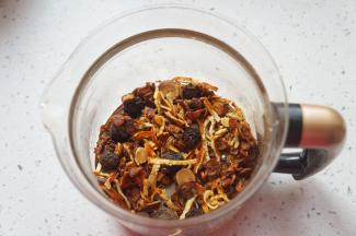 用筛网滤去杂质后放入养生壶内