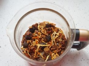 用筛网滤去杂质后放入养生壶内