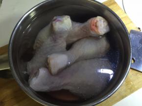 将琵琶腿洗净后放入水里泡去血水