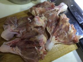 然后用小刀将腿划开