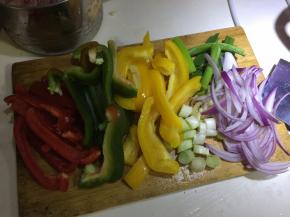 青椒、红彩椒、黄彩椒、紫洋葱切丝、京葱头切小粒、叶切段
