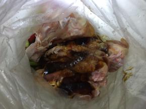 然后将所有材料放入保鲜膜里搅拌均匀