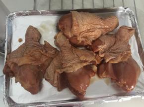 将腌制好的琵琶腿放入铺上锡纸的烤盘里