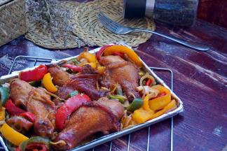 将蔬菜捡开，撒上黑椒碎