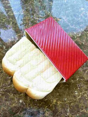 烤好的面包轻轻松松脱模，放在晾架冷却