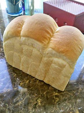 吃不掉的面包放在冰箱冷冻，吃时自然回温或者微波炉加热即可。
