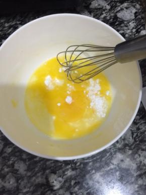 鸡蛋和糖粉用搅拌棒搅拌不能打发