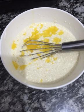 加入黄油，面粉搅拌有颗粒没关系