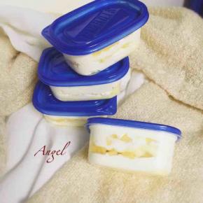 打发后的奶油装入裱花袋，装盒步骤-皮-奶油-水果-皮-奶油-水果-奶油-皮-盖盖子，280毫升盒子一盒奶油用量100克到150克，具体根据水果量来定