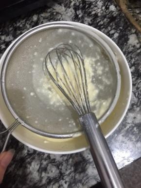 用漏网过滤到另外一个容器中，过滤中过滤网的颗粒用搅拌棒搅拌一下，过滤几次后就不会有颗粒了