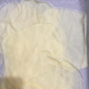 煎好的皮放油纸上冷却