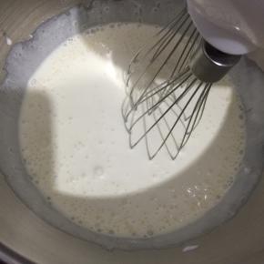 淡奶油加糖粉用电动打蛋器打发，打发后的奶油状态提起搅拌有小尖尖