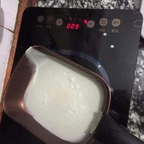 煎锅擦上黄油，面糊到入后来回晃动，多余面糊到回容器中，电磁炉600温度