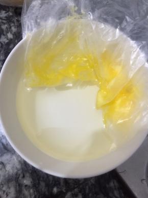 黄油放袋子隔热水融化