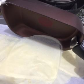 煎好的皮掀一个角，煎锅反扣过来，轻轻一倒就下来了