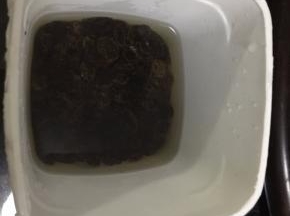黑加仑葡萄干用清水洗净，然后用凉开水过一下