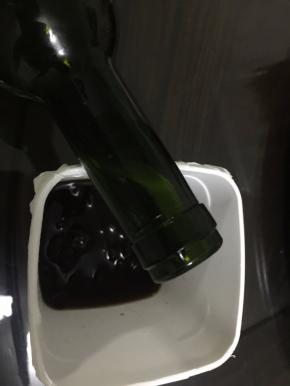 沥干水分后倒入红酒，加入白砂糖搅拌均匀后放入冰箱冷藏24小时