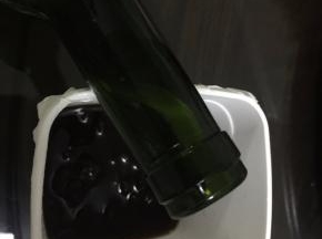 沥干水分后倒入红酒，加入白砂糖搅拌均匀后放入冰箱冷藏24小时