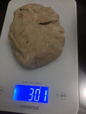 然后将面团分成300g等份，盖上保鲜膜室温静置40分钟