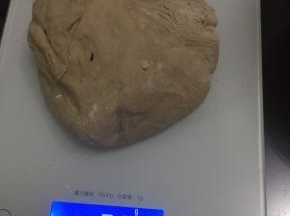 然后将面团分成300g等份，盖上保鲜膜室温静置40分钟
