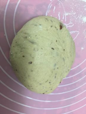 取出搅拌好的面团揉至光洁后盖上保鲜膜室温静置15分钟