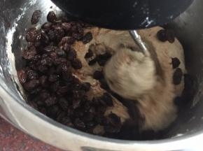 然后再加入酒浸葡萄干一起搅拌均匀