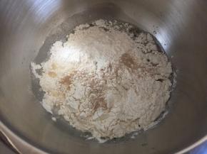 先做葡萄种面团：将清水、葡萄液、蜂蜜、高筋面粉、酵母粉放入卡士厨师机里