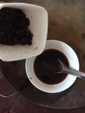 浸泡好后滤出葡萄酒液