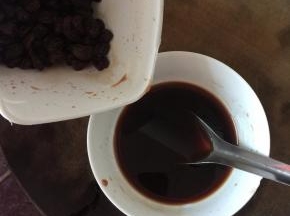浸泡好后滤出葡萄酒液