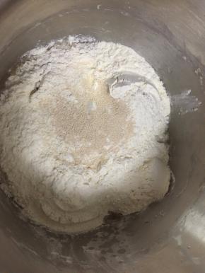 待种面发酵完成后做主面团：将主面团的所有材料除黄油外放入卡士厨师机里