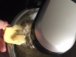 搅拌均匀后再放入黄油一起搅拌