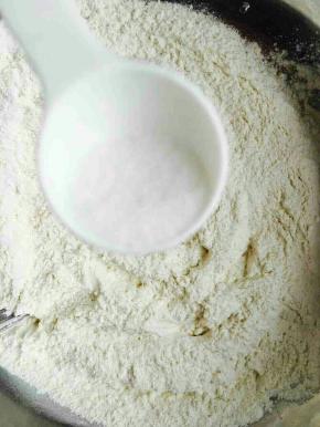 加白糖和酵母，拌匀加温水。