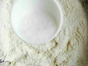 加白糖和酵母，拌匀加温水。