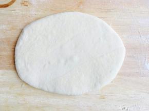 将小剂子擀成椭圆形。