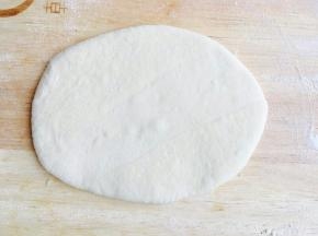 将小剂子擀成椭圆形。