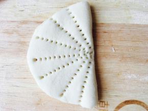 用梳子在上面弄成花型。