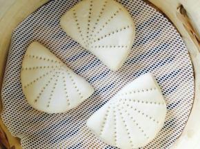 放在笼屉里，冷水上锅，水开后蒸10分钟即可。