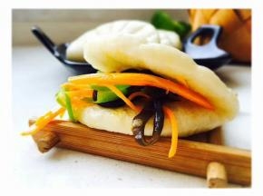 里面可以夹喜欢的食材。