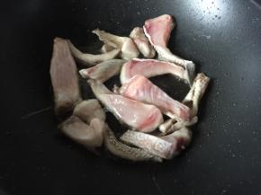 锅里热油后放入切块的生鱼煎至两面金黄后捞出