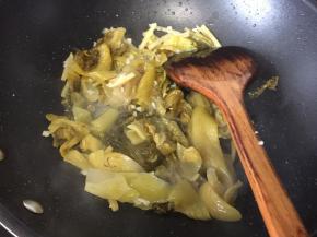然后加入酸菜炒香