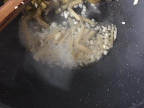 锅里热油后爆香姜蒜末