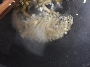 锅里热油后爆香姜蒜末