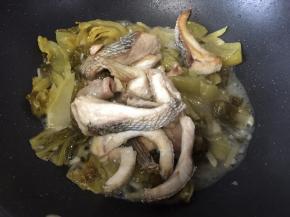 放入生鱼翻拌均匀后盖上锅盖焖煮至收汁即可