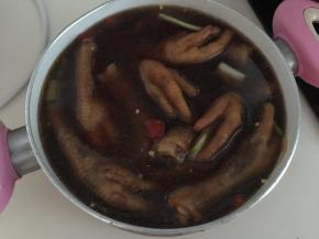 然后加入冰水浸没凤爪拌均后放入冰箱冷藏24小时即可享用