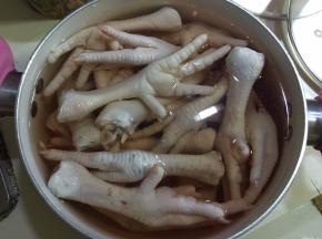 凤爪泡去血水