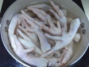 再将凤爪放入锅里倒入葱姜料酒和清水