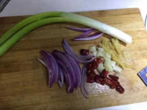 将洋葱切丝、干红辣椒切小块、干葱头拍碎、姜切丝