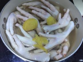 加入姜片煮开后转小火煮15分钟