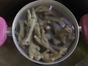 然后将煮好的凤爪放入准备好的冰水里泡凉